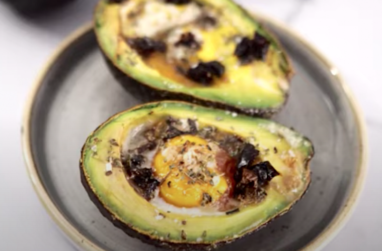 Aguacates rellenos con huevo y tomate seco