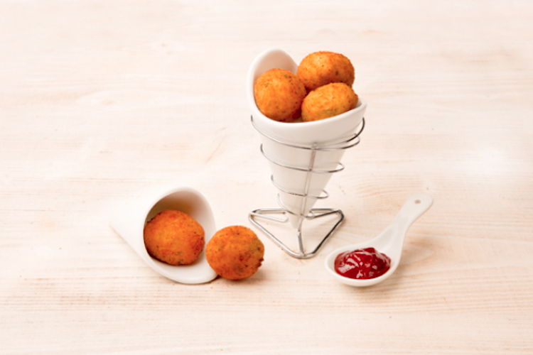 Bolitas empanadas de arroz y verduras con mermelada de tomate