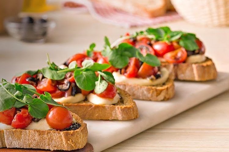 Bruschettas con tomates maduros y mozzarella