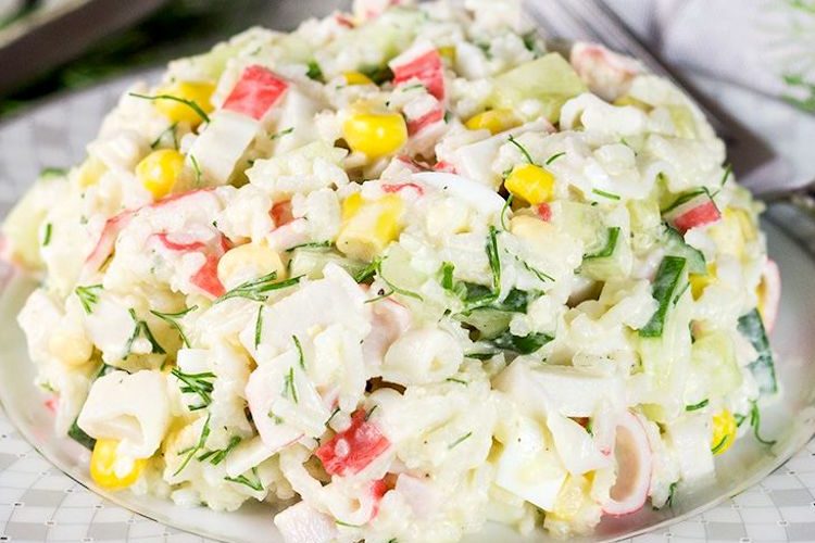 Ensaladilla con arroz blanco sobrante