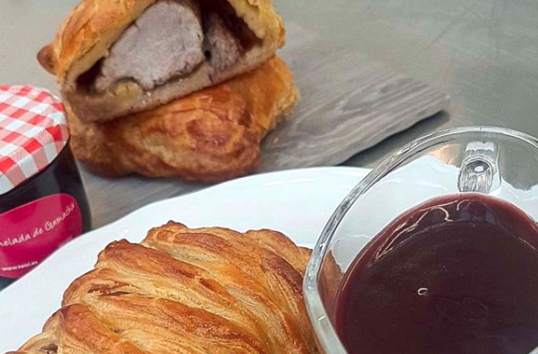 Hojaldre de solomillo de cerdo con salsa de garnacha