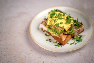 Huevos benedictinos con papada ibérica curada