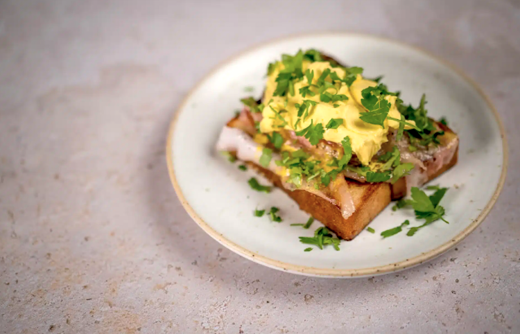 Huevos benedictinos con papada ibérica curada