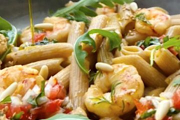 Macarrones integrales con langostinos y salsa de coco