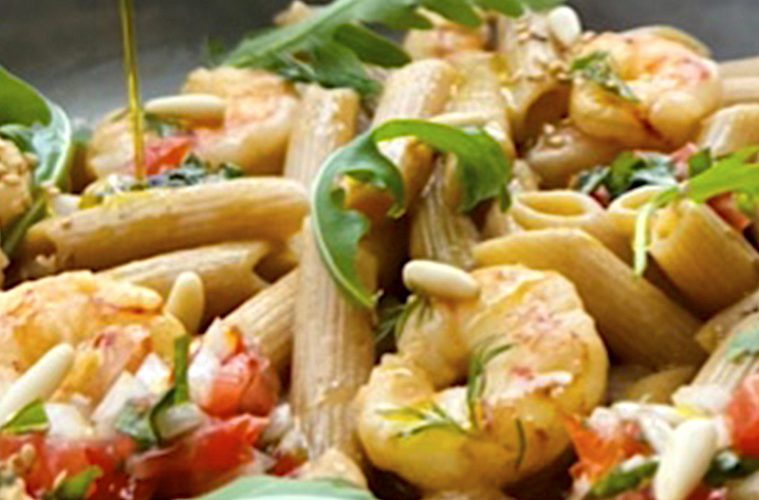 Macarrones integrales con langostinos y salsa de coco