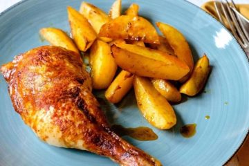 Muslitos de pollo con adobo de miel y patatas asadas en su salsa
