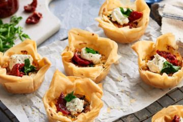 Pasta filo con tomate seco, espinacas y queso crema
