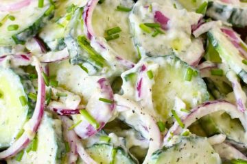 Rodajas de pepino maduro con tzatziki y frutos secos