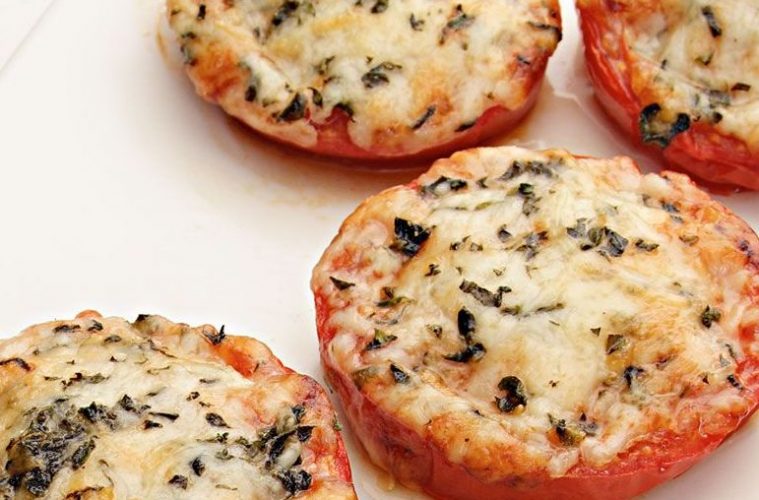 Rodajas de tomates sobrantes a la parmesana