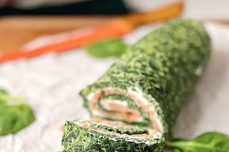 Rollo de salmón, espinacas y queso crema