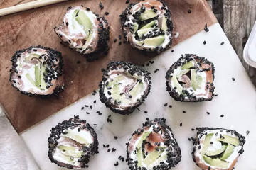 Sushi keto de salmón, aguacate y queso crema