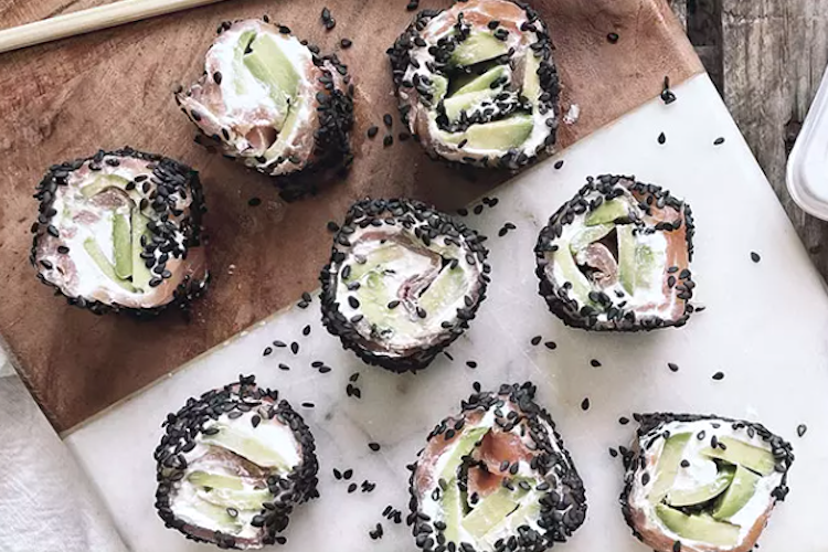 Sushi keto de salmón, aguacate y queso crema