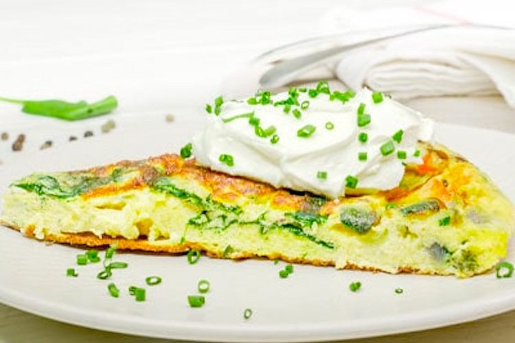 Tortilla de verduras con queso crema y hierbas aromáticas