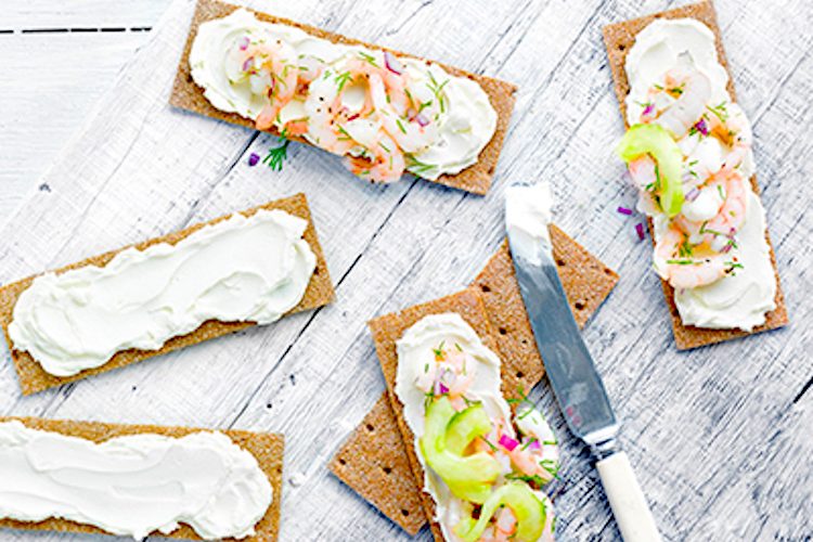 Tostas con langostinos, pepino y queso crema