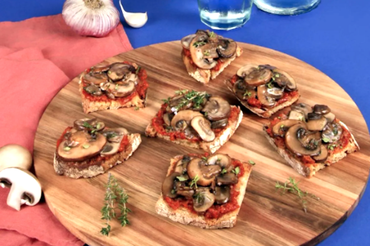 Tostas de champiñones al ajillo con mermelada de tomate picante