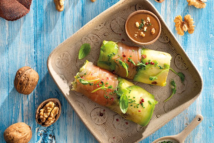 Canelón de salmón y aguacate con vinagreta de nueces