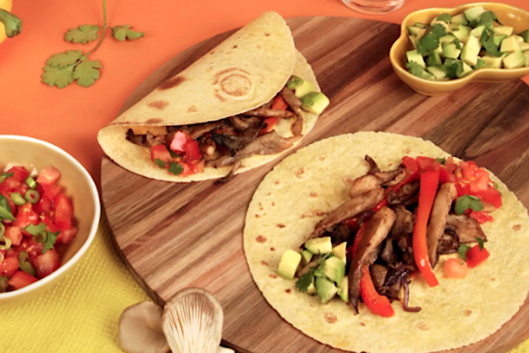Fajitas de setas con ensaladas de tomate y de aguacate