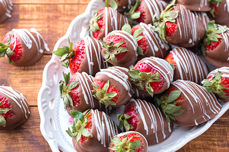 Fresas maduras con chocolate