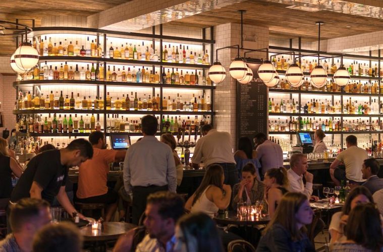 La demanda del consumo de bebidas fuera de casa bajó en 2023, según NielsenIQ