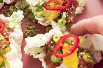 Obleas de arroz con atún marinado, mango y edamame