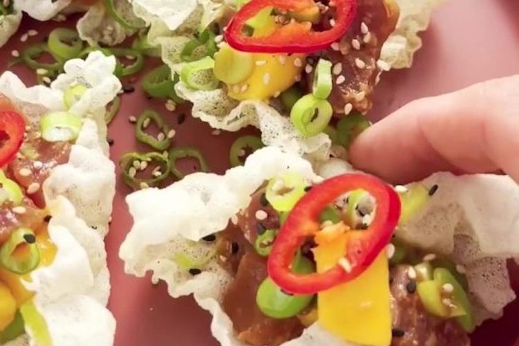Obleas de arroz con atún marinado, mango y edamame
