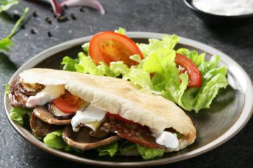Pan de pita relleno de berenjena, cordero y salsa de yogur