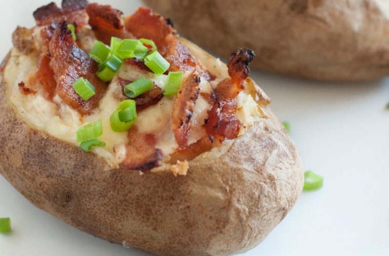Patatas cocidas sobrantes rellenas con huevo y bacon