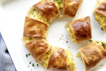 Rosca de hojaldre con huevos revueltos, bacon y queso