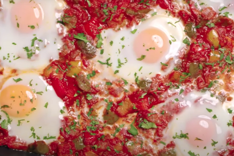 Shakshuka con verduras, huevos y tomate