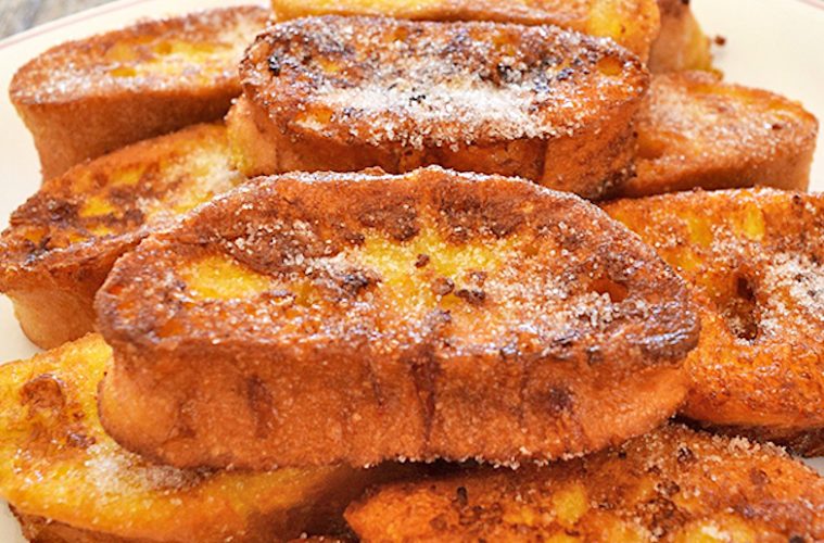 Torrijas con una barra de pan de ayer