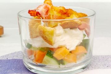Vasitos de croutons con bacon, verduras y queso crema
