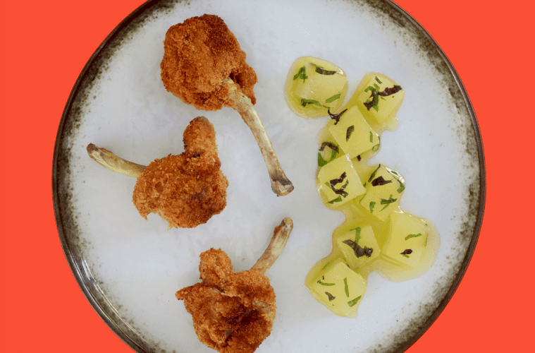 Alitas de pollo empanadas con manzana marinada en hierbas frescas