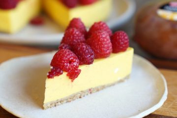 Cheesecake de mango con frambuesas