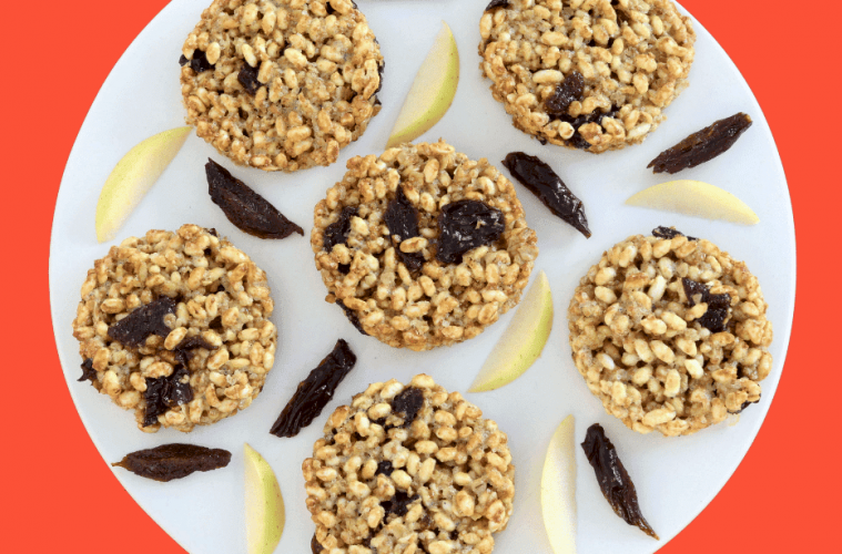 Galletas de arroz inflado con manzana y ciruelas pasas