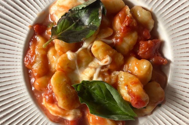Gnocchis de patata cocida sobrante con tomate, albahaca y mozzarella