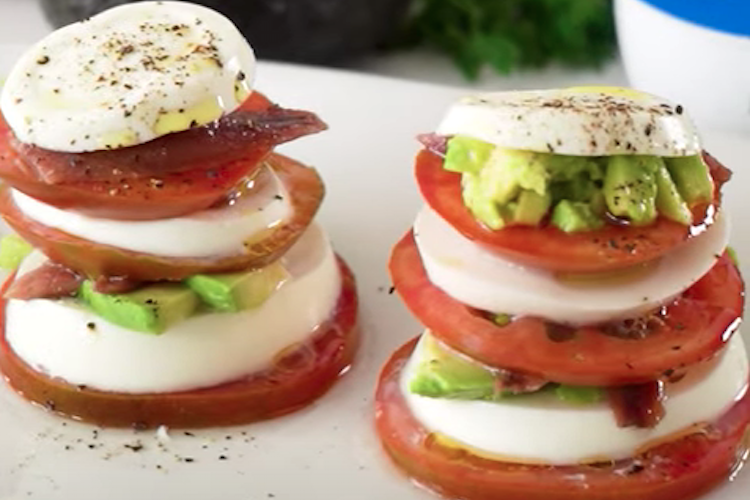 Milhojas de tomate, aguacate, queso fresco y anchoas