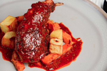 Muslos de conejo cajún asados con patatas y boniato