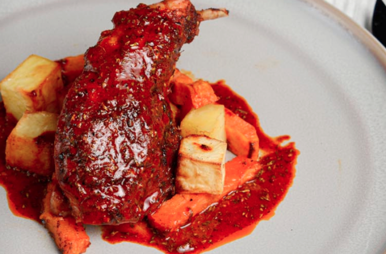 Muslos de conejo cajún asados con patatas y boniato