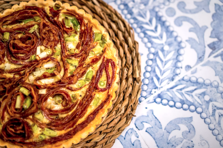Quiche Lorraine con lomo curado y ajos tiernos