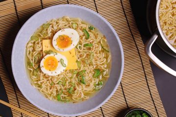 Ramen casero con fideos instantáneos