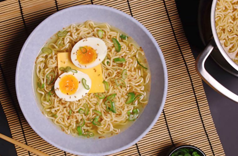 Ramen casero con fideos instantáneos