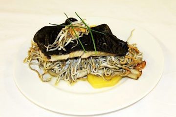 Rodaballo relleno con gambas y gulas
