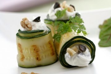 Rollitos de calabacín con queso crema, aceitunas y nueces