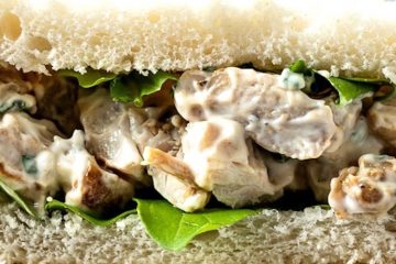 Sándwich de pollo sobrante con mayonesa y rúcula
