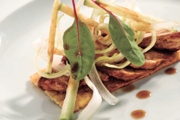 Secreto de cerdo con apio, manzana y salsa acidulada