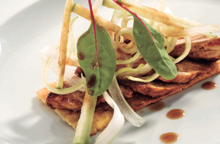 Secreto de cerdo con apio, manzana y salsa acidulada