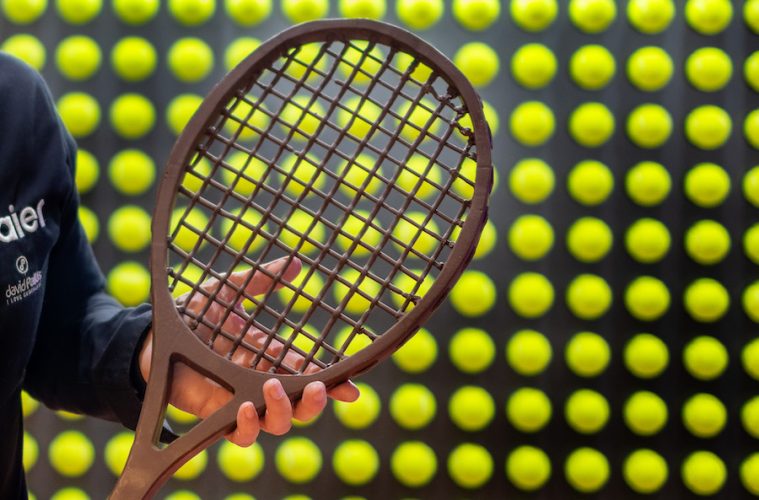 Una raqueta de tenis de chocolate macizo y a tamaño real