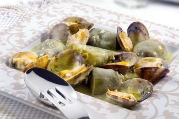 Alcachofas con almejas y vino blanco