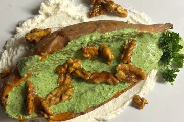 Boniato sobrante asado con salsa de queso de cabra y perejil