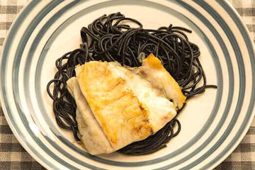 Corvina con espaguetis negros